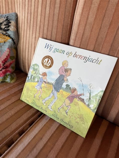 Illustratie van kinderen die op berenjacht gaan in een bos, geïnspireerd door het prentenboek.
