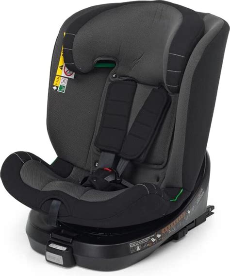 Afbeelding van een draaibare Isofix autostoel die naar de autodeur toe gedraaid is