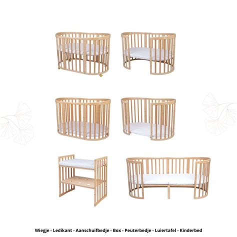 Illustratie van een meegroeiledikant in verschillende stadia: wieg, ledikant en peuterbed.