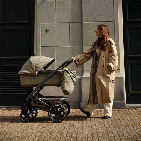 Collage van de 9 Joolz kinderwagen must-have accessoires