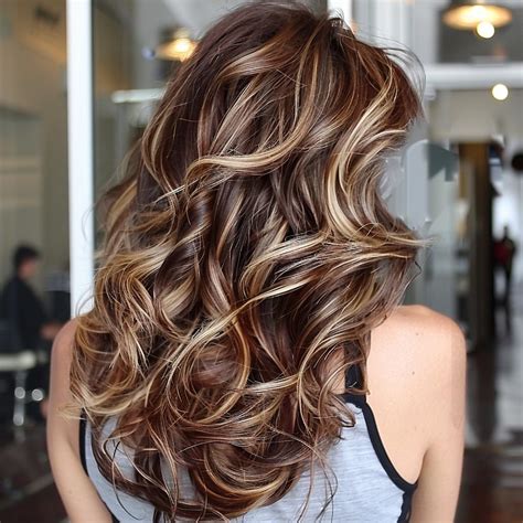 Diverse modellen baby ledikanten in verschillende stijlen en kleuren