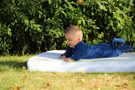 Close-up van een baby ledikantmatras met focus op ventilatiegaten