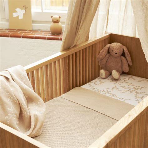 Illustratie die de juiste en onjuiste manier van een babybedje opmaken toont