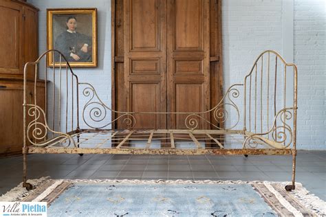 Fotocollage met verschillende antieke ledikanten: een ijzeren bed met bloemmotieven, een donkerhouten eenpersoonsbed en een brocante kinderledikant.