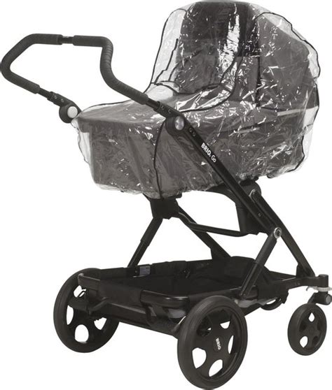 Illustratie van een regenhoes die over een kinderwagen is bevestigd, met nadruk op het waterdichte materiaal en ventilatieopeningen.