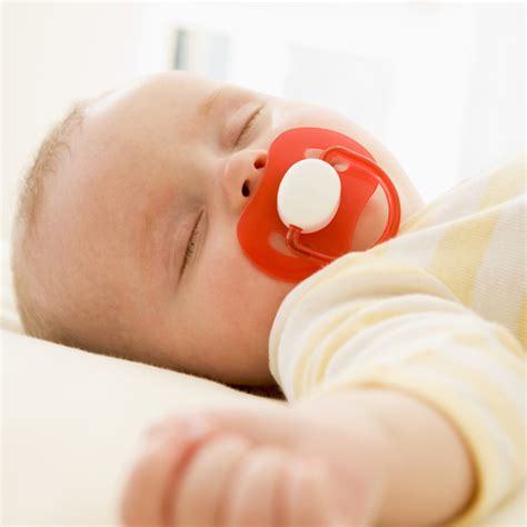 Illustratie van een baby die een fopspeen gebruikt.
