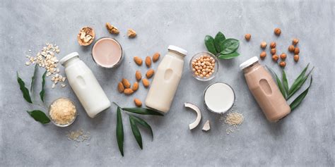 afbeelding van diverse plantaardige melkvervangers (soja-, haver-, amandelmelk)
