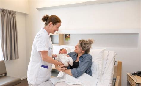 Informatie over de structuur van de BBL-opleiding kraamzorg met theoretische en praktische componenten