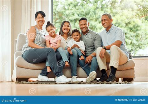 Illustratie van een jeugdprofessional die een gezin thuis bezoekt