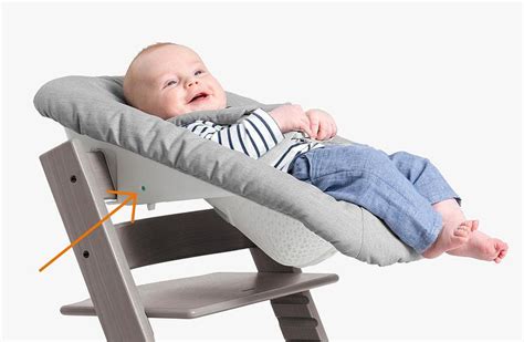 Vergelijking van de Stokke Newborn set en de Stokke Babyset, met focus op de zitpositie en ondersteuning.