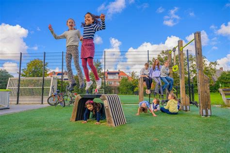 Kinderen die spelen in een groene tuin met bamboebosjes