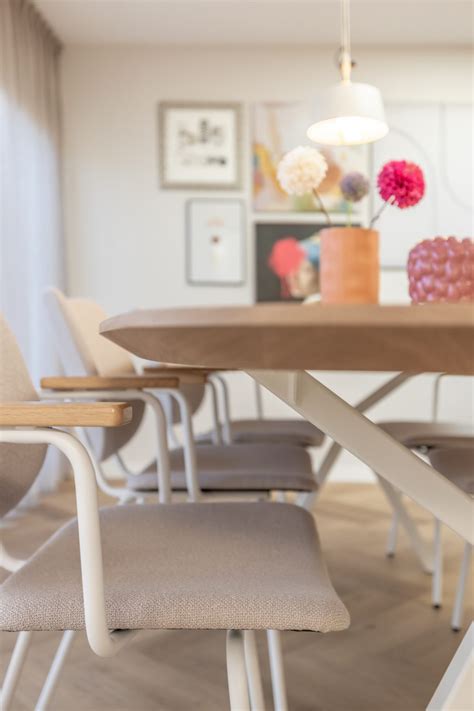 Thema: Interieur van een warme en sfeervolle verloskundigenpraktijk met comfortabele zitplaatsen en zachte verlichting.