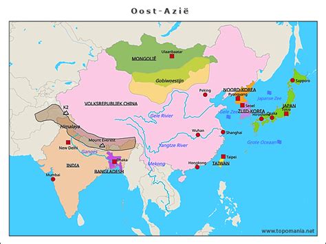 Illustratie van een divers poppenhuisgezin, inclusief leden uit Afrika, Azië en Europa, met gedetailleerde kleding en expressieve gezichten.