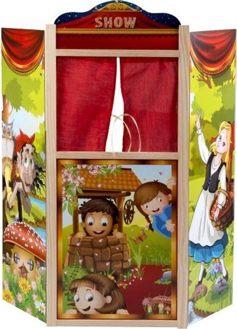 Collage van verschillende houten poppenmeubels, waaronder een poppenkast, verschoontafel, bedje met wielen en een poppenstoel.