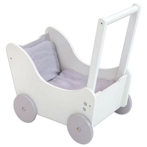 Overzicht van houten poppenmeubels, waaronder een poppenwagen met loopfunctie, een verstelbaar poppenbed, een poppenwieg en een poppen stapelbed.