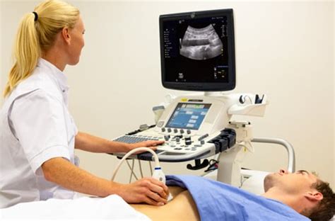 Een echoscopist die een echo maakt van een zwangere buik.