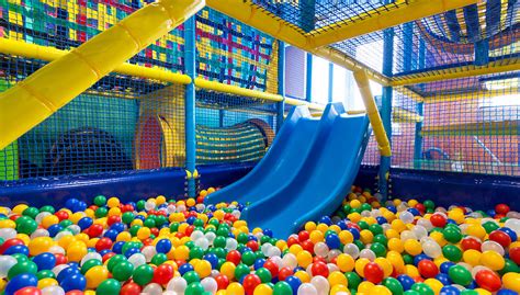 indoor speeltuin met ballenbak en glijbanen