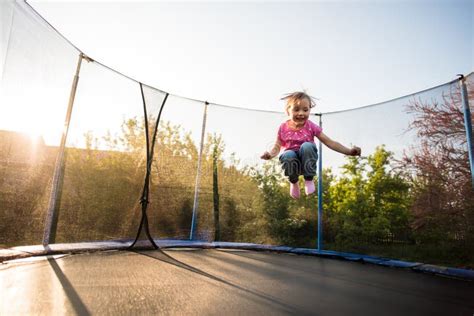 kind dat trampoline springt in een overdekte speeltuin
