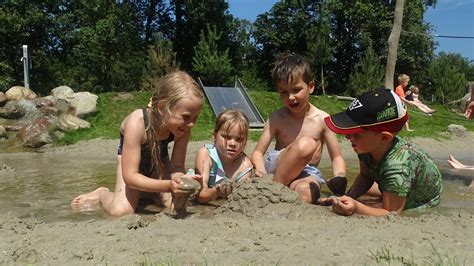 Kind speelt met zand en water buiten