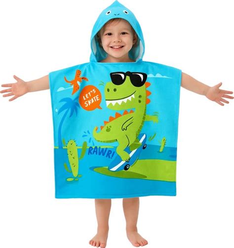 Jongen in een zachte badponcho met capuchon