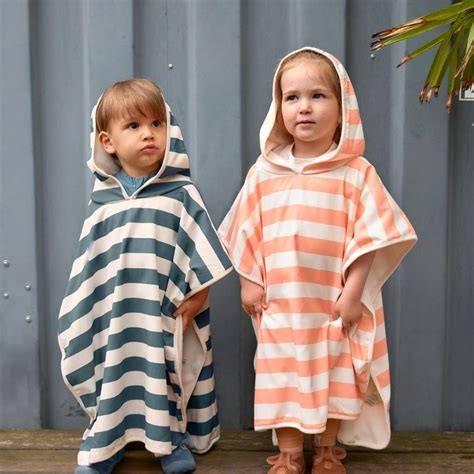 Kind met een badponcho op het strand