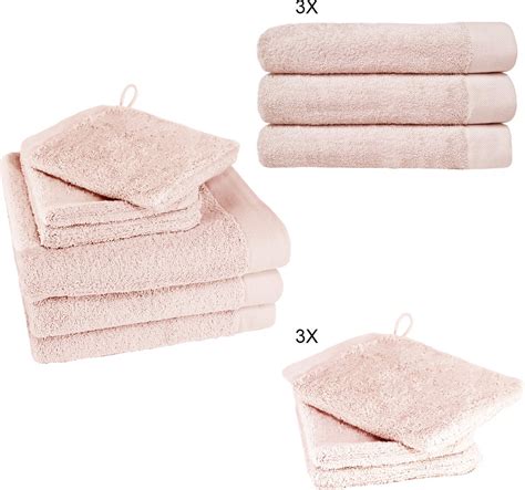 Assortiment badtextiel voor kinderen: badjassen, handdoeken en washandjes