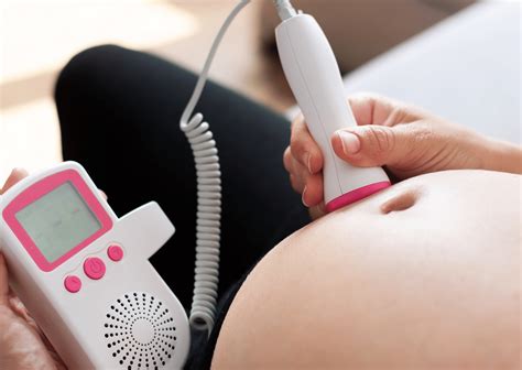 illustratie van een CTG-apparaat dat de hartslag van de baby monitort