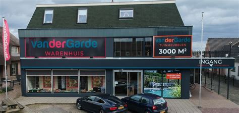 Overzichtsfoto van de uitgebreide speelgoedafdeling van Van der Garde Warenhuis.