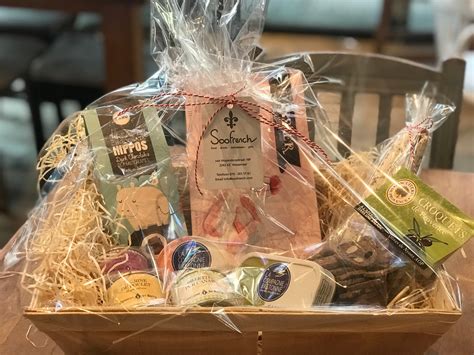 Voorbeelden van feestelijke cadeaupakketten en een gevulde cadeaumand voor een kind.