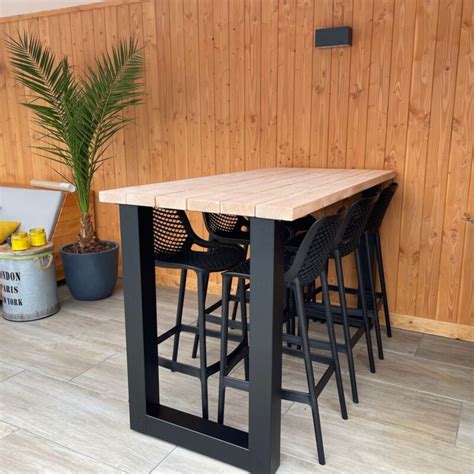 Schematische weergave van de ideale hoogteverhouding tussen een bartafel en barkruk