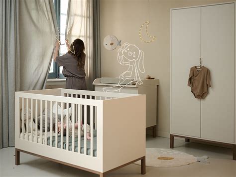 Illustratie van een stijlvolle babykamer met een meegroeibedje