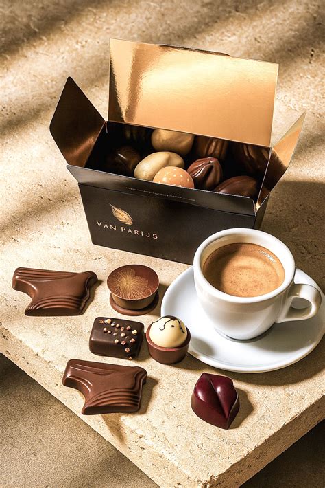 Selectie van diverse Belgische pralines met verschillende vullingen.