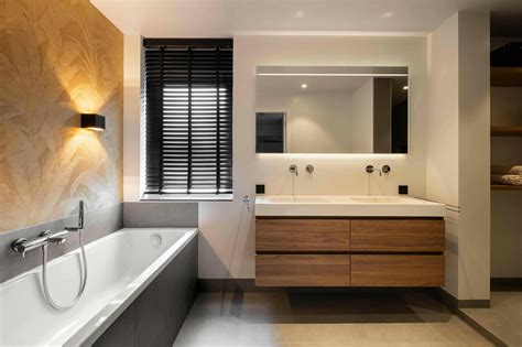 Interieur van een moderne verlossuite met bed, badkamer en zitgedeelte.