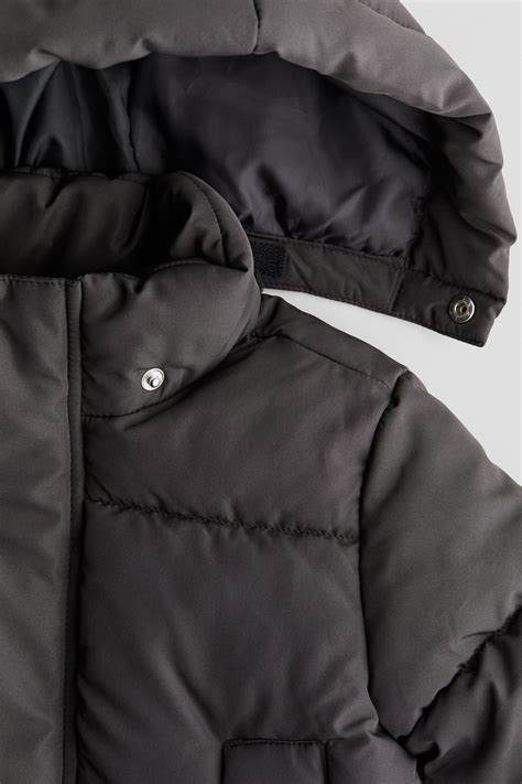 Detail van een babyjas met kinbescherming en een zachte voering