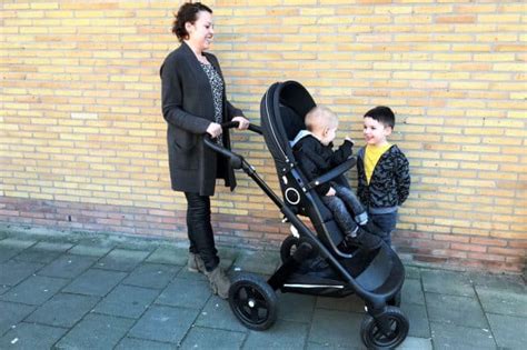 Schema dat de transformatie van een Stokke kinderwagen toont: van reiswieg naar zitje, en de optie voor een autostoel