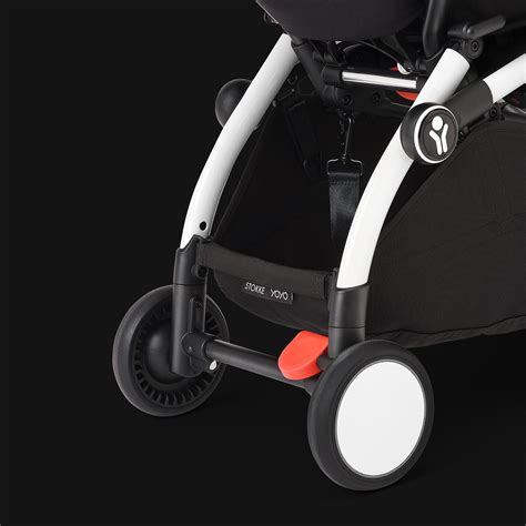 Detailfoto van de wielen van een Stokke kinderwagen, die de constructie en het profiel laten zien