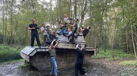 Illustratie van diverse avontuurlijke outdoor-activiteiten zoals paintball, quads en lasershooting.