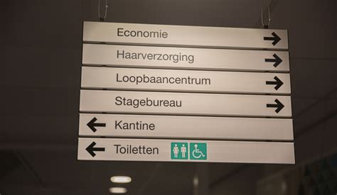 Foto van de voorgevel van de verloskundigenpraktijk met duidelijke bewegwijzering.