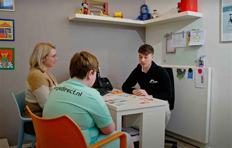 Jeugdarts in gesprek met ouders