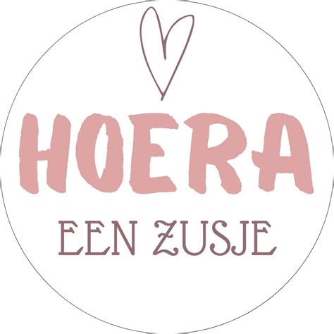 Illustratie van transparante zakjes met 'Hoera een zusje' stickers, gevuld met snoepjes.