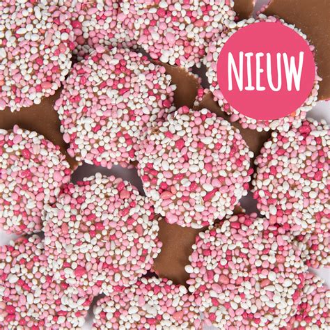 Gedetailleerde foto van verschillende soorten geboortechocolade, waaronder flikken met muisjes en chocolade baby's.
