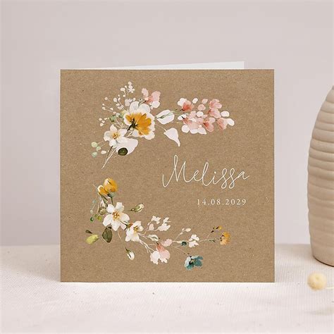 Een geboortekaartje in een stijlvolle glazen lijst