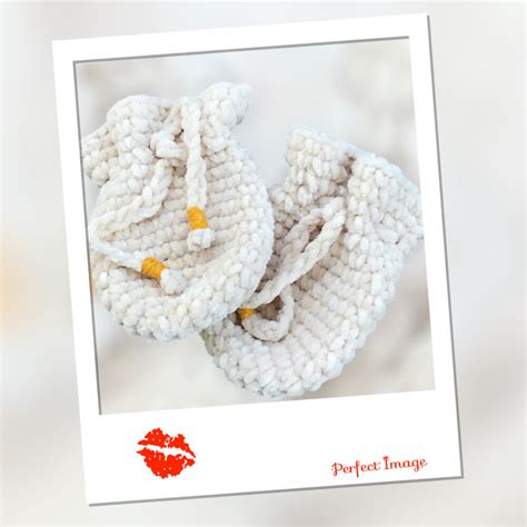 Close-up van babyhandjes met anti-krab wantjes