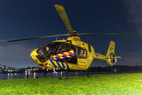 Close-up van de houten helikopter, met nadruk op de details zoals de bewegende rotor en de raamopeningen die het vastpakken vergemakkelijken.