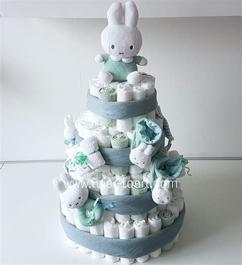 Voorbeeld van een luiertaart als cadeau voor een babyshower.