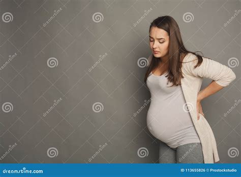 vrouw met rugpijn tijdens zwangerschap