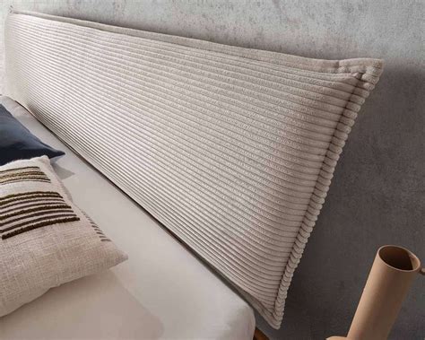 baby met verhoging aan hoofdeinde bed