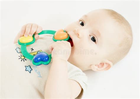 baby die een rammelaar vasthoudt en bekijkt