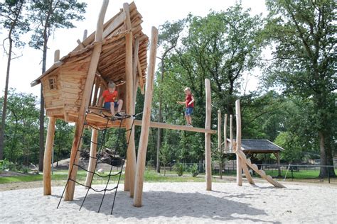 Illustratie van een kind dat speelt op een kleurrijk Quadro klimtoestel met glijbaan