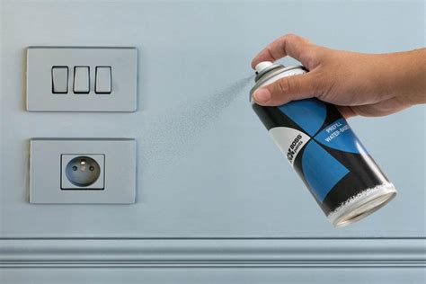 close-up foto van het smeren van een scharnierpunt op een kinderwagen met een spuitbus